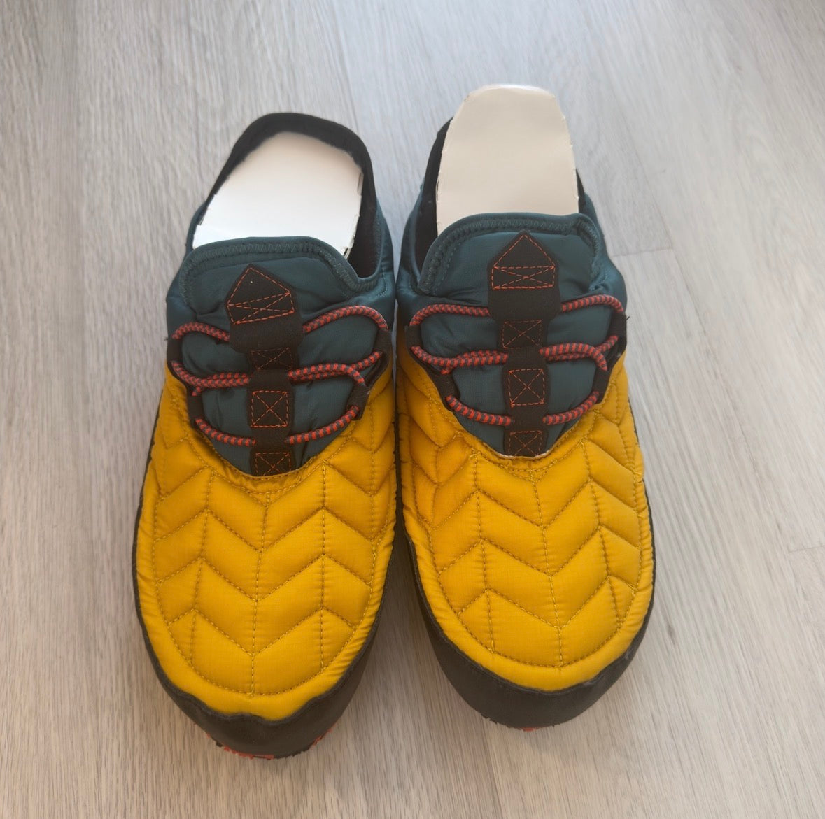 New Balance: Moc v2 slipper sneakers